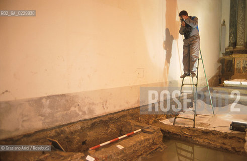 Localizzazione:..VENEZIA / S. MARCO..Oggetto:..Soggetto:..SCAVI ESEGUITI NELLA CHIESA DI S.SAMUELE..ARCHEOLOGIA..Cronologia: ..TOMBE DEL XVI SEC., PAVUMENTI DELLE PRECEDENTI CHIESE DEL XV E XIV SEC...Definizione Culturale:..   Autore: ..   Stile: ..   Editori/Stampatori:..   Committenza:..Materia e Tecnica:..Collocazione:..Note:....Riproduzione Fotografica:..Graziano Arici/Rosebud2 .Copyright:..Graziano Arici/Rosebud2 .Data:..2001..Costo:..A