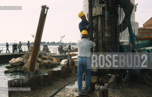 Caption: Localizzazione:..VENEZIA / MURANO..Oggetto:..Soggetto:..RESTAURO DI UNA RIVA / LAVORO / CONSORZIO VENEZIA NUOVA..Cronologia: ....Definizione Culturale:..   Autore:....   Stile:..   Editori/Stampatori:..   Committenza:..Materia e Tecnica:....Collocazione:..Note:..OPERAI..Riproduzione Fotografica:..Copyright:..Graziano Arici/Rosebud2 .Data:..2000..Costo:..A