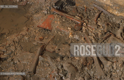 Localizzazione:..VENEZIA / S. MARCO..Oggetto:..Soggetto:..SCAVI ESEGUITI NELLA CHIESA DI S.SAMUELE..ARCHEOLOGIA..Cronologia: ..TOMBE DEL XVI SEC., PAVUMENTI DELLE PRECEDENTI CHIESE DEL XV E XIV SEC...Definizione Culturale:..   Autore: ..   Stile: ..   Editori/Stampatori:..   Committenza:..Materia e Tecnica:..Collocazione:..Note:....Riproduzione Fotografica:..Graziano Arici/Rosebud2 .Copyright:..Graziano Arici/Rosebud2 .Data:..2001..Costo:..A