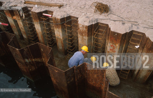 Caption: Localizzazione:..VENEZIA / MURANO..Oggetto:..Soggetto:..RESTAURO DI UNA RIVA / LAVORO / CONSORZIO VENEZIA NUOVA..Cronologia: ....Definizione Culturale:..   Autore:....   Stile:..   Editori/Stampatori:..   Committenza:..Materia e Tecnica:....Collocazione:..Note:..OPERAI..Riproduzione Fotografica:..Copyright:..Graziano Arici/Rosebud2 .Data:..2000..Costo:..A