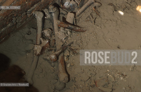 Localizzazione:..VENEZIA / S. MARCO..Oggetto:..Soggetto:..SCAVI ESEGUITI NELLA CHIESA DI S.SAMUELE..ARCHEOLOGIA..Cronologia: ..TOMBE DEL XVI SEC., PAVUMENTI DELLE PRECEDENTI CHIESE DEL XV E XIV SEC...Definizione Culturale:..   Autore: ..   Stile: ..   Editori/Stampatori:..   Committenza:..Materia e Tecnica:..Collocazione:..Note:....Riproduzione Fotografica:..Graziano Arici/Rosebud2 .Copyright:..Graziano Arici/Rosebud2 .Data:..2001..Costo:..A