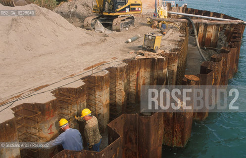 Caption: Localizzazione:..VENEZIA / MURANO..Oggetto:..Soggetto:..RESTAURO DI UNA RIVA / LAVORO / CONSORZIO VENEZIA NUOVA..Cronologia: ....Definizione Culturale:..   Autore:....   Stile:..   Editori/Stampatori:..   Committenza:..Materia e Tecnica:....Collocazione:..Note:..OPERAI..Riproduzione Fotografica:..Copyright:..Graziano Arici/Rosebud2 .Data:..2000..Costo:..A