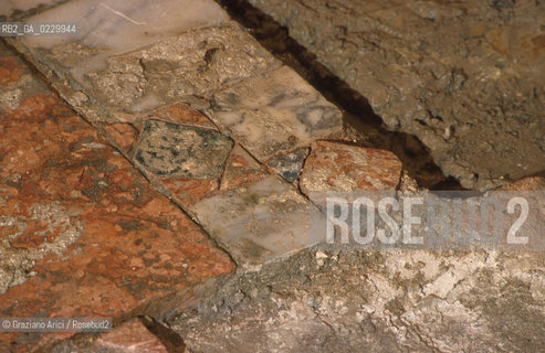 Localizzazione:..VENEZIA / S. MARCO..Oggetto:..Soggetto:..SCAVI ESEGUITI NELLA CHIESA DI S.SAMUELE..ARCHEOLOGIA..Cronologia: ..TOMBE DEL XVI SEC., PAVUMENTI DELLE PRECEDENTI CHIESE DEL XV E XIV SEC...Definizione Culturale:..   Autore: ..   Stile: ..   Editori/Stampatori:..   Committenza:..Materia e Tecnica:..Collocazione:..Note:....Riproduzione Fotografica:..Graziano Arici/Rosebud2 .Copyright:..Graziano Arici/Rosebud2 .Data:..2001..Costo:..A