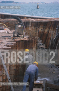 Caption: Localizzazione:..VENEZIA / MURANO..Oggetto:..Soggetto:..RESTAURO DI UNA RIVA / LAVORO / CONSORZIO VENEZIA NUOVA..Cronologia: ....Definizione Culturale:..   Autore:....   Stile:..   Editori/Stampatori:..   Committenza:..Materia e Tecnica:....Collocazione:..Note:..OPERAI..Riproduzione Fotografica:..Copyright:..Graziano Arici/Rosebud2 .Data:..2000..Costo:..A