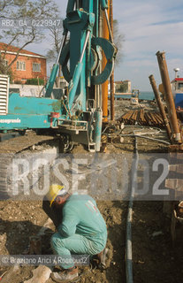Caption: Localizzazione:..VENEZIA / MURANO..Oggetto:..Soggetto:..RESTAURO DI UNA RIVA / LAVORO / CONSORZIO VENEZIA NUOVA..Cronologia: ....Definizione Culturale:..   Autore:....   Stile:..   Editori/Stampatori:..   Committenza:..Materia e Tecnica:....Collocazione:..Note:..OPERAI..Riproduzione Fotografica:..Copyright:..Graziano Arici/Rosebud2 .Data:..2000..Costo:..A