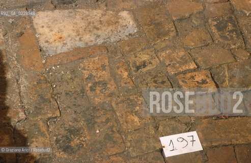 Localizzazione:..VENEZIA / S. MARCO..Oggetto:..Soggetto:..SCAVI ESEGUITI NELLA CHIESA DI S.SAMUELE..ARCHEOLOGIA..Cronologia: ..TOMBE DEL XVI SEC., PAVUMENTI DELLE PRECEDENTI CHIESE DEL XV E XIV SEC...Definizione Culturale:..   Autore: ..   Stile: ..   Editori/Stampatori:..   Committenza:..Materia e Tecnica:..Collocazione:..Note:....Riproduzione Fotografica:..Graziano Arici/Rosebud2 .Copyright:..Graziano Arici/Rosebud2 .Data:..2001..Costo:..A