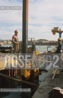 Caption: Localizzazione:..VENEZIA / MURANO..Oggetto:..Soggetto:..RESTAURO DI UNA RIVA / LAVORO / CONSORZIO VENEZIA NUOVA..Cronologia: ....Definizione Culturale:..   Autore:....   Stile:..   Editori/Stampatori:..   Committenza:..Materia e Tecnica:....Collocazione:..Note:..OPERAI..Riproduzione Fotografica:..Copyright:..Graziano Arici/Rosebud2 .Data:..2000..Costo:..A