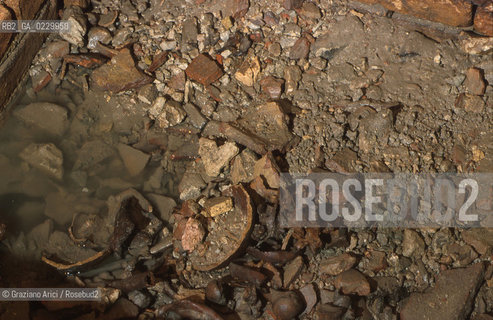 Localizzazione:..VENEZIA / S. MARCO..Oggetto:..Soggetto:..SCAVI ESEGUITI NELLA CHIESA DI S.SAMUELE..ARCHEOLOGIA..Cronologia: ..TOMBE DEL XVI SEC., PAVUMENTI DELLE PRECEDENTI CHIESE DEL XV E XIV SEC...Definizione Culturale:..   Autore: ..   Stile: ..   Editori/Stampatori:..   Committenza:..Materia e Tecnica:..Collocazione:..Note:....Riproduzione Fotografica:..Graziano Arici/Rosebud2 .Copyright:..Graziano Arici/Rosebud2 .Data:..2001..Costo:..A