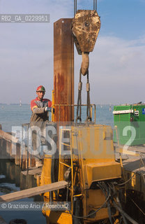 Caption: Localizzazione:..VENEZIA / MURANO..Oggetto:..Soggetto:..RESTAURO DI UNA RIVA / LAVORO / CONSORZIO VENEZIA NUOVA..Cronologia: ....Definizione Culturale:..   Autore:....   Stile:..   Editori/Stampatori:..   Committenza:..Materia e Tecnica:....Collocazione:..Note:..OPERAI..Riproduzione Fotografica:..Copyright:..Graziano Arici/Rosebud2 .Data:..2000..Costo:..A