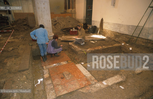 Localizzazione:..VENEZIA / S. MARCO..Oggetto:..Soggetto:..SCAVI ESEGUITI NELLA CHIESA DI S.SAMUELE..ARCHEOLOGIA..Cronologia: ..TOMBE DEL XVI SEC., PAVUMENTI DELLE PRECEDENTI CHIESE DEL XV E XIV SEC...Definizione Culturale:..   Autore: ..   Stile: ..   Editori/Stampatori:..   Committenza:..Materia e Tecnica:..Collocazione:..Note:....Riproduzione Fotografica:..Graziano Arici/Rosebud2 .Copyright:..Graziano Arici/Rosebud2 .Data:..2001..Costo:..A