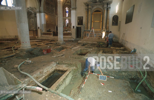 Localizzazione:..VENEZIA / S. MARCO..Oggetto:..Soggetto:..SCAVI ESEGUITI NELLA CHIESA DI S.SAMUELE..ARCHEOLOGIA..Cronologia: ..TOMBE DEL XVI SEC., PAVUMENTI DELLE PRECEDENTI CHIESE DEL XV E XIV SEC...Definizione Culturale:..   Autore: ..   Stile: ..   Editori/Stampatori:..   Committenza:..Materia e Tecnica:..Collocazione:..Note:....Riproduzione Fotografica:..Graziano Arici/Rosebud2 .Copyright:..Graziano Arici/Rosebud2 .Data:..2001..Costo:..A
