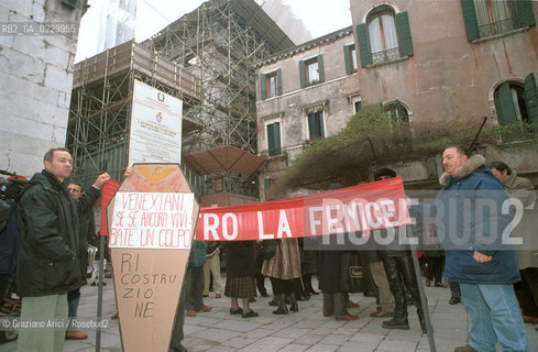 Nome: ..MANIFESTAZIONE DI PROTESTA DEI LAVORATORI DEL TEATRO LA FENICE SULLA RICOSTRUZIONE..Descrizione: ....Credit: ..Graziano Arici/Rosebud2 .Costo: ..A..Nazione: ....Città: ..VENEZIA..VENICE..Data: ..29/01/01