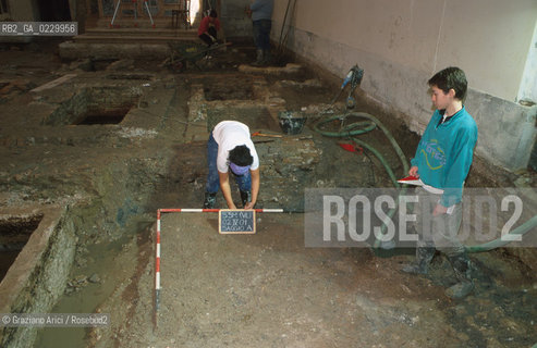 Localizzazione:..VENEZIA / S. MARCO..Oggetto:..Soggetto:..SCAVI ESEGUITI NELLA CHIESA DI S.SAMUELE..ARCHEOLOGIA..Cronologia: ..TOMBE DEL XVI SEC., PAVUMENTI DELLE PRECEDENTI CHIESE DEL XV E XIV SEC...Definizione Culturale:..   Autore: ..   Stile: ..   Editori/Stampatori:..   Committenza:..Materia e Tecnica:..Collocazione:..Note:....Riproduzione Fotografica:..Graziano Arici/Rosebud2 .Copyright:..Graziano Arici/Rosebud2 .Data:..2001..Costo:..A