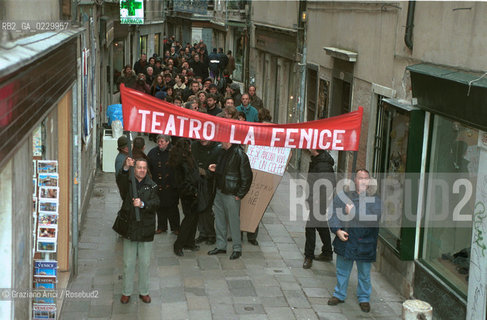 Nome: ..MANIFESTAZIONE DI PROTESTA DEI LAVORATORI DEL TEATRO LA FENICE SULLA RICOSTRUZIONE..Descrizione: ....Credit: ..Graziano Arici/Rosebud2 .Costo: ..A..Nazione: ....Città: ..VENEZIA..VENICE..Data: ..29/01/01