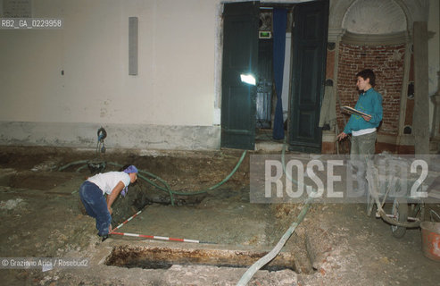 Localizzazione:..VENEZIA / S. MARCO..Oggetto:..Soggetto:..SCAVI ESEGUITI NELLA CHIESA DI S.SAMUELE..ARCHEOLOGIA..Cronologia: ..TOMBE DEL XVI SEC., PAVUMENTI DELLE PRECEDENTI CHIESE DEL XV E XIV SEC...Definizione Culturale:..   Autore: ..   Stile: ..   Editori/Stampatori:..   Committenza:..Materia e Tecnica:..Collocazione:..Note:....Riproduzione Fotografica:..Graziano Arici/Rosebud2 .Copyright:..Graziano Arici/Rosebud2 .Data:..2001..Costo:..A