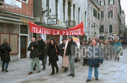 Nome: ..MANIFESTAZIONE DI PROTESTA DEI LAVORATORI DEL TEATRO LA FENICE SULLA RICOSTRUZIONE..Descrizione: ....Credit: ..Graziano Arici/Rosebud2 .Costo: ..A..Nazione: ....Città: ..VENEZIA..VENICE..Data: ..29/01/01