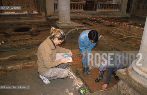 Localizzazione:..VENEZIA / S. MARCO..Oggetto:..Soggetto:..SCAVI ESEGUITI NELLA CHIESA DI S.SAMUELE..ARCHEOLOGIA..Cronologia: ..TOMBE DEL XVI SEC., PAVUMENTI DELLE PRECEDENTI CHIESE DEL XV E XIV SEC...Definizione Culturale:..   Autore: ..   Stile: ..   Editori/Stampatori:..   Committenza:..Materia e Tecnica:..Collocazione:..Note:....Riproduzione Fotografica:..Graziano Arici/Rosebud2 .Copyright:..Graziano Arici/Rosebud2 .Data:..2001..Costo:..A