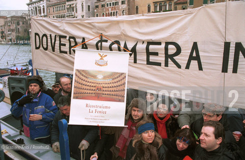 Nome: ..MANIFESTAZIONE DI PROTESTA DEI LAVORATORI DEL TEATRO LA FENICE SULLA RICOSTRUZIONE..Descrizione: ....Credit: ..Graziano Arici/Rosebud2 .Costo: ..A..Nazione: ....Città: ..VENEZIA..VENICE..Data: ..29/01/01