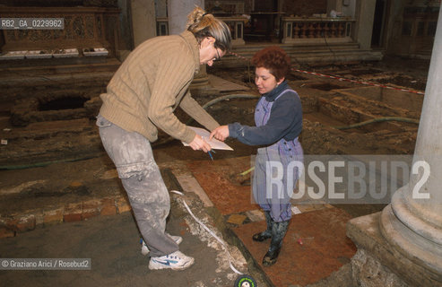 Localizzazione:..VENEZIA / S. MARCO..Oggetto:..Soggetto:..SCAVI ESEGUITI NELLA CHIESA DI S.SAMUELE..ARCHEOLOGIA..Cronologia: ..TOMBE DEL XVI SEC., PAVUMENTI DELLE PRECEDENTI CHIESE DEL XV E XIV SEC...Definizione Culturale:..   Autore: ..   Stile: ..   Editori/Stampatori:..   Committenza:..Materia e Tecnica:..Collocazione:..Note:....Riproduzione Fotografica:..Graziano Arici/Rosebud2 .Copyright:..Graziano Arici/Rosebud2 .Data:..2001..Costo:..A