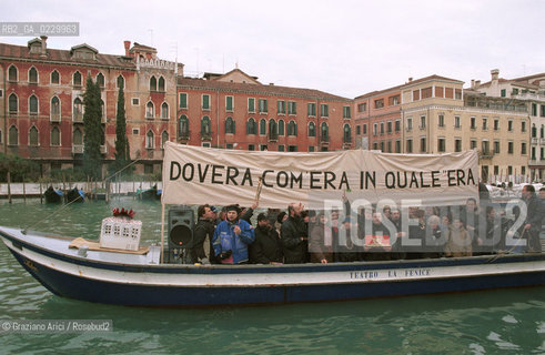 Nome: ..MANIFESTAZIONE DI PROTESTA DEI LAVORATORI DEL TEATRO LA FENICE SULLA RICOSTRUZIONE..Descrizione: ....Credit: ..Graziano Arici/Rosebud2 .Costo: ..A..Nazione: ....Città: ..VENEZIA..VENICE..Data: ..29/01/01