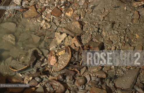 Localizzazione:..VENEZIA / S. MARCO..Oggetto:..Soggetto:..SCAVI ESEGUITI NELLA CHIESA DI S.SAMUELE..ARCHEOLOGIA..Cronologia: ..TOMBE DEL XVI SEC., PAVUMENTI DELLE PRECEDENTI CHIESE DEL XV E XIV SEC...Definizione Culturale:..   Autore: ..   Stile: ..   Editori/Stampatori:..   Committenza:..Materia e Tecnica:..Collocazione:..Note:....Riproduzione Fotografica:..Graziano Arici/Rosebud2 .Copyright:..Graziano Arici/Rosebud2 .Data:..2001..Costo:..A