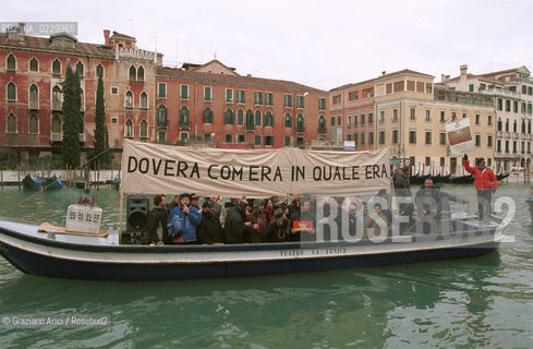 Nome: ..MANIFESTAZIONE DI PROTESTA DEI LAVORATORI DEL TEATRO LA FENICE SULLA RICOSTRUZIONE..Descrizione: ....Credit: ..Graziano Arici/Rosebud2 .Costo: ..A..Nazione: ....Città: ..VENEZIA..VENICE..Data: ..29/01/01