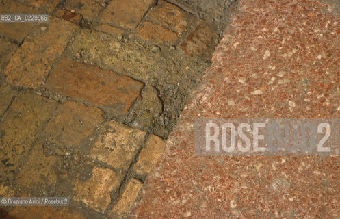 Localizzazione:..VENEZIA / S. MARCO..Oggetto:..Soggetto:..SCAVI ESEGUITI NELLA CHIESA DI S.SAMUELE..ARCHEOLOGIA..Cronologia: ..TOMBE DEL XVI SEC., PAVUMENTI DELLE PRECEDENTI CHIESE DEL XV E XIV SEC...Definizione Culturale:..   Autore: ..   Stile: ..   Editori/Stampatori:..   Committenza:..Materia e Tecnica:..Collocazione:..Note:....Riproduzione Fotografica:..Graziano Arici/Rosebud2 .Copyright:..Graziano Arici/Rosebud2 .Data:..2001..Costo:..A