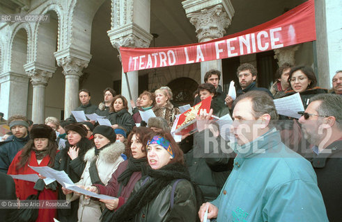 Nome: ..MANIFESTAZIONE DI PROTESTA DEI LAVORATORI DEL TEATRO LA FENICE SULLA RICOSTRUZIONE..Descrizione: ....Credit: ..Graziano Arici/Rosebud2 .Costo: ..A..Nazione: ....Città: ..VENEZIA..VENICE..Data: ..29/01/01