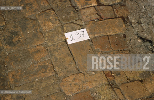 Localizzazione:..VENEZIA / S. MARCO..Oggetto:..Soggetto:..SCAVI ESEGUITI NELLA CHIESA DI S.SAMUELE..ARCHEOLOGIA..Cronologia: ..TOMBE DEL XVI SEC., PAVUMENTI DELLE PRECEDENTI CHIESE DEL XV E XIV SEC...Definizione Culturale:..   Autore: ..   Stile: ..   Editori/Stampatori:..   Committenza:..Materia e Tecnica:..Collocazione:..Note:....Riproduzione Fotografica:..Graziano Arici/Rosebud2 .Copyright:..Graziano Arici/Rosebud2 .Data:..2001..Costo:..A