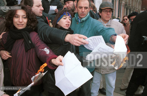 Nome: ..MANIFESTAZIONE DI PROTESTA DEI LAVORATORI DEL TEATRO LA FENICE SULLA RICOSTRUZIONE..Descrizione: ....Credit: ..Graziano Arici/Rosebud2 .Costo: ..A..Nazione: ....Città: ..VENEZIA..VENICE..Data: ..29/01/01