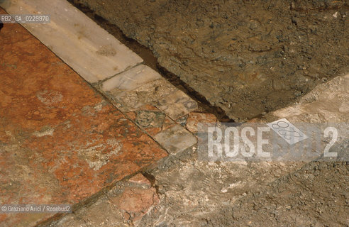 Localizzazione:..VENEZIA / S. MARCO..Oggetto:..Soggetto:..SCAVI ESEGUITI NELLA CHIESA DI S.SAMUELE..ARCHEOLOGIA..Cronologia: ..TOMBE DEL XVI SEC., PAVUMENTI DELLE PRECEDENTI CHIESE DEL XV E XIV SEC...Definizione Culturale:..   Autore: ..   Stile: ..   Editori/Stampatori:..   Committenza:..Materia e Tecnica:..Collocazione:..Note:....Riproduzione Fotografica:..Graziano Arici/Rosebud2 .Copyright:..Graziano Arici/Rosebud2 .Data:..2001..Costo:..A3