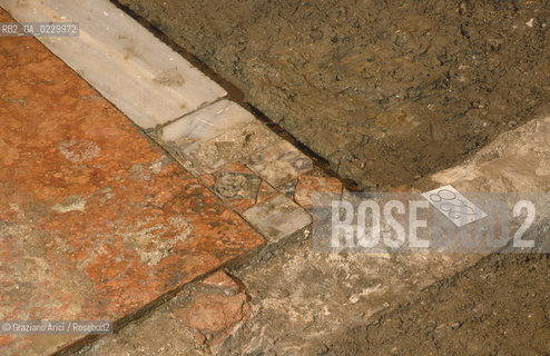 Localizzazione:..VENEZIA / S. MARCO..Oggetto:..Soggetto:..SCAVI ESEGUITI NELLA CHIESA DI S.SAMUELE..ARCHEOLOGIA..Cronologia: ..TOMBE DEL XVI SEC., PAVUMENTI DELLE PRECEDENTI CHIESE DEL XV E XIV SEC...Definizione Culturale:..   Autore: ..   Stile: ..   Editori/Stampatori:..   Committenza:..Materia e Tecnica:..Collocazione:..Note:....Riproduzione Fotografica:..Graziano Arici/Rosebud2 .Copyright:..Graziano Arici/Rosebud2 .Data:..2001..Costo:..A