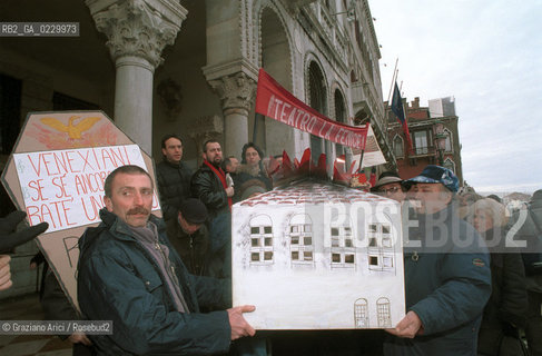 Nome: ..MANIFESTAZIONE DI PROTESTA DEI LAVORATORI DEL TEATRO LA FENICE SULLA RICOSTRUZIONE..Descrizione: ....Credit: ..Graziano Arici/Rosebud2 .Costo: ..A..Nazione: ....Città: ..VENEZIA..VENICE..Data: ..29/01/01