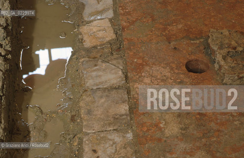 Localizzazione:..VENEZIA / S. MARCO..Oggetto:..Soggetto:..SCAVI ESEGUITI NELLA CHIESA DI S.SAMUELE..ARCHEOLOGIA..Cronologia: ..TOMBE DEL XVI SEC., PAVUMENTI DELLE PRECEDENTI CHIESE DEL XV E XIV SEC...Definizione Culturale:..   Autore: ..   Stile: ..   Editori/Stampatori:..   Committenza:..Materia e Tecnica:..Collocazione:..Note:....Riproduzione Fotografica:..Graziano Arici/Rosebud2 .Copyright:..Graziano Arici/Rosebud2 .Data:..2001..Costo:..A