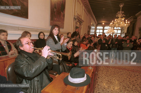 Nome: ..MANIFESTAZIONE DI PROTESTA DEI LAVORATORI DEL TEATRO LA FENICE SULLA RICOSTRUZIONE..Descrizione: ....Credit: ..Graziano Arici/Rosebud2 .Costo: ..A..Nazione: ....Città: ..VENEZIA..VENICE..Data: ..29/01/01