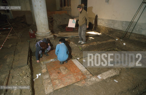 Localizzazione:..VENEZIA / S. MARCO..Oggetto:..Soggetto:..SCAVI ESEGUITI NELLA CHIESA DI S.SAMUELE..ARCHEOLOGIA..Cronologia: ..TOMBE DEL XVI SEC., PAVUMENTI DELLE PRECEDENTI CHIESE DEL XV E XIV SEC...Definizione Culturale:..   Autore: ..   Stile: ..   Editori/Stampatori:..   Committenza:..Materia e Tecnica:..Collocazione:..Note:....Riproduzione Fotografica:..Graziano Arici/Rosebud2 .Copyright:..Graziano Arici/Rosebud2 .Data:..2001..Costo:..A