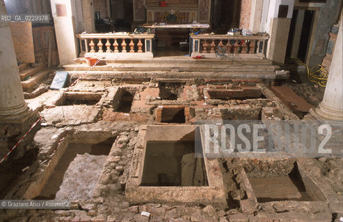 Localizzazione:..VENEZIA / S. MARCO..Oggetto:..Soggetto:..SCAVI ESEGUITI NELLA CHIESA DI S.SAMUELE..ARCHEOLOGIA..Cronologia: ..TOMBE DEL XVI SEC., PAVUMENTI DELLE PRECEDENTI CHIESE DEL XV E XIV SEC...Definizione Culturale:..   Autore: ..   Stile: ..   Editori/Stampatori:..   Committenza:..Materia e Tecnica:..Collocazione:..Note:....Riproduzione Fotografica:..Graziano Arici/Rosebud2 .Copyright:..Graziano Arici/Rosebud2 .Data:..aprile 2001..Costo:..A