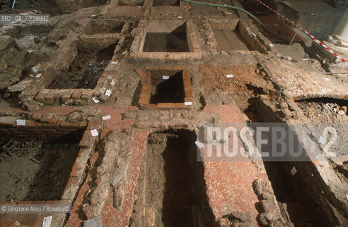 Localizzazione:..VENEZIA / S. MARCO..Oggetto:..Soggetto:..SCAVI ESEGUITI NELLA CHIESA DI S.SAMUELE..ARCHEOLOGIA..Cronologia: ..TOMBE DEL XVI SEC., PAVUMENTI DELLE PRECEDENTI CHIESE DEL XV E XIV SEC...Definizione Culturale:..   Autore: ..   Stile: ..   Editori/Stampatori:..   Committenza:..Materia e Tecnica:..Collocazione:..Note:....Riproduzione Fotografica:..Graziano Arici/Rosebud2 .Copyright:..Graziano Arici/Rosebud2 .Data:..aprile 2001..Costo:..A