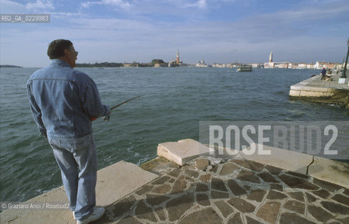 Caption: Localizzazione:..VENEZIA / CASTELLO / GIARDINI..Oggetto:..Soggetto:..DEGRADO URBANO / MOTO ONDOSO / PESCA..Cronologia: ..Definizione Culturale:..   Autore: ..   Stile: ..   Editori/Stampatori:..   Committenza:..Materia e Tecnica:..Collocazione:..Note:..PROBLEMI CIMITERO..Riproduzione Fotografica:..Graziano Arici/Rosebud2 .Copyright:..Graziano Arici/Rosebud2 .Data:..2000..Costo:..A