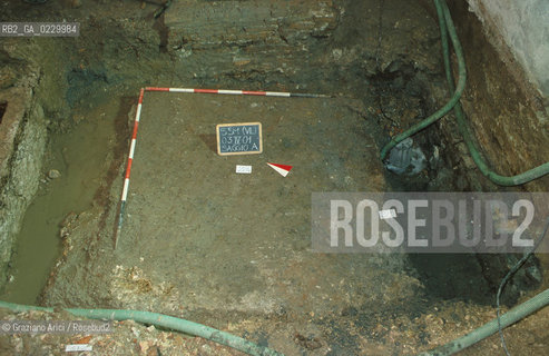 Localizzazione:..VENEZIA / S. MARCO..Oggetto:..Soggetto:..SCAVI ESEGUITI NELLA CHIESA DI S.SAMUELE..ARCHEOLOGIA..Cronologia: ..TOMBE DEL XVI SEC., PAVUMENTI DELLE PRECEDENTI CHIESE DEL XV E XIV SEC...Definizione Culturale:..   Autore: ..   Stile: ..   Editori/Stampatori:..   Committenza:..Materia e Tecnica:..Collocazione:..Note:....Riproduzione Fotografica:..Graziano Arici/Rosebud2 .Copyright:..Graziano Arici/Rosebud2 .Data:..aprile 2001..Costo:..A