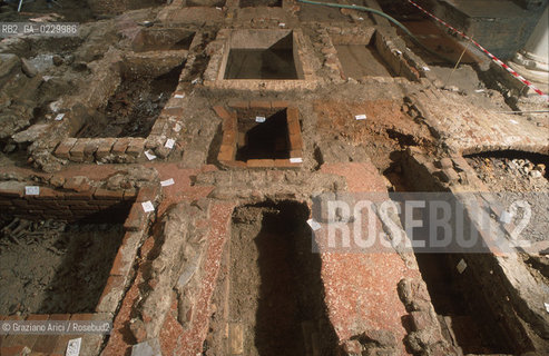 Localizzazione:..VENEZIA / S. MARCO..Oggetto:..Soggetto:..SCAVI ESEGUITI NELLA CHIESA DI S.SAMUELE..ARCHEOLOGIA..Cronologia: ..TOMBE DEL XVI SEC., PAVUMENTI DELLE PRECEDENTI CHIESE DEL XV E XIV SEC...Definizione Culturale:..   Autore: ..   Stile: ..   Editori/Stampatori:..   Committenza:..Materia e Tecnica:..Collocazione:..Note:....Riproduzione Fotografica:..Graziano Arici/Rosebud2 .Copyright:..Graziano Arici/Rosebud2 .Data:..aprile 2001..Costo:..A