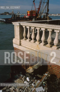 Caption: Localizzazione:..VENEZIA / CASTELLO / GIARDINI..Oggetto:..Soggetto:..DEGRADO URBANO / MOTO ONDOSO..Cronologia: ..Definizione Culturale:..   Autore: ..   Stile: ..   Editori/Stampatori:..   Committenza:..Materia e Tecnica:..Collocazione:..Note:..PROBLEMI CIMITERO..Riproduzione Fotografica:..Graziano Arici/Rosebud2 .Copyright:..Graziano Arici/Rosebud2 .Data:..2000..Costo:..A