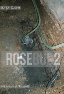 Localizzazione:..VENEZIA / S. MARCO..Oggetto:..Soggetto:..SCAVI ESEGUITI NELLA CHIESA DI S.SAMUELE..ARCHEOLOGIA..Cronologia: ..TOMBE DEL XVI SEC., PAVUMENTI DELLE PRECEDENTI CHIESE DEL XV E XIV SEC...Definizione Culturale:..   Autore: ..   Stile: ..   Editori/Stampatori:..   Committenza:..Materia e Tecnica:..Collocazione:..Note:....Riproduzione Fotografica:..Graziano Arici/Rosebud2 .Copyright:..Graziano Arici/Rosebud2 .Data:..aprile 2001..Costo:..A