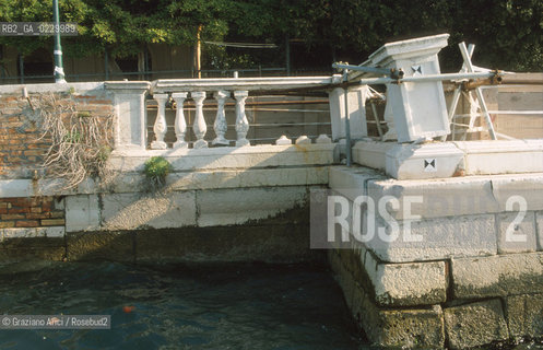 Caption: Localizzazione:..VENEZIA / CASTELLO / GIARDINI..Oggetto:..Soggetto:..DEGRADO URBANO / MOTO ONDOSO..Cronologia: ..Definizione Culturale:..   Autore: ..   Stile: ..   Editori/Stampatori:..   Committenza:..Materia e Tecnica:..Collocazione:..Note:..PROBLEMI CIMITERO..Riproduzione Fotografica:..Graziano Arici/Rosebud2 .Copyright:..Graziano Arici/Rosebud2 .Data:..2000..Costo:..A