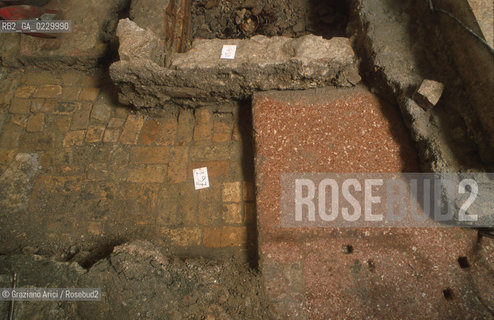 Localizzazione:..VENEZIA / S. MARCO..Oggetto:..Soggetto:..SCAVI ESEGUITI NELLA CHIESA DI S.SAMUELE..ARCHEOLOGIA..Cronologia: ..TOMBE DEL XVI SEC., PAVUMENTI DELLE PRECEDENTI CHIESE DEL XV E XIV SEC...Definizione Culturale:..   Autore: ..   Stile: ..   Editori/Stampatori:..   Committenza:..Materia e Tecnica:..Collocazione:..Note:....Riproduzione Fotografica:..Graziano Arici/Rosebud2 .Copyright:..Graziano Arici/Rosebud2 .Data:..aprile 2001..Costo:..A