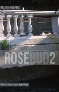 Caption: Localizzazione:..VENEZIA / CASTELLO / GIARDINI..Oggetto:..Soggetto:..DEGRADO URBANO / MOTO ONDOSO..Cronologia: ..Definizione Culturale:..   Autore: ..   Stile: ..   Editori/Stampatori:..   Committenza:..Materia e Tecnica:..Collocazione:..Note:..PROBLEMI CIMITERO..Riproduzione Fotografica:..Graziano Arici/Rosebud2 .Copyright:..Graziano Arici/Rosebud2 .Data:..2000..Costo:..A