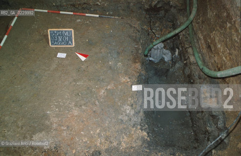 Localizzazione:..VENEZIA / S. MARCO..Oggetto:..Soggetto:..SCAVI ESEGUITI NELLA CHIESA DI S.SAMUELE..ARCHEOLOGIA..Cronologia: ..TOMBE DEL XVI SEC., PAVUMENTI DELLE PRECEDENTI CHIESE DEL XV E XIV SEC...Definizione Culturale:..   Autore: ..   Stile: ..   Editori/Stampatori:..   Committenza:..Materia e Tecnica:..Collocazione:..Note:....Riproduzione Fotografica:..Graziano Arici/Rosebud2 .Copyright:..Graziano Arici/Rosebud2 .Data:..aprile 2001..Costo:..A