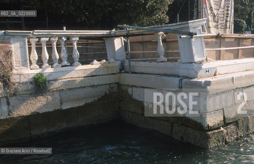 Caption: Localizzazione:..VENEZIA / CASTELLO / GIARDINI..Oggetto:..Soggetto:..DEGRADO URBANO / MOTO ONDOSO..Cronologia: ..Definizione Culturale:..   Autore: ..   Stile: ..   Editori/Stampatori:..   Committenza:..Materia e Tecnica:..Collocazione:..Note:..PROBLEMI CIMITERO..Riproduzione Fotografica:..Graziano Arici/Rosebud2 .Copyright:..Graziano Arici/Rosebud2 .Data:..2000..Costo:..A