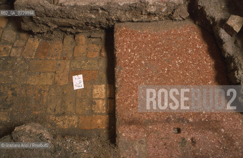 Localizzazione:..VENEZIA / S. MARCO..Oggetto:..Soggetto:..SCAVI ESEGUITI NELLA CHIESA DI S.SAMUELE..ARCHEOLOGIA..Cronologia: ..TOMBE DEL XVI SEC., PAVUMENTI DELLE PRECEDENTI CHIESE DEL XV E XIV SEC...Definizione Culturale:..   Autore: ..   Stile: ..   Editori/Stampatori:..   Committenza:..Materia e Tecnica:..Collocazione:..Note:....Riproduzione Fotografica:..Graziano Arici/Rosebud2 .Copyright:..Graziano Arici/Rosebud2 .Data:..aprile 2001..Costo:..A