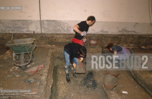 Localizzazione:..VENEZIA / S. MARCO..Oggetto:..Soggetto:..SCAVI ESEGUITI NELLA CHIESA DI S.SAMUELE..ARCHEOLOGIA..Cronologia: ..TOMBE DEL XVI SEC., PAVUMENTI DELLE PRECEDENTI CHIESE DEL XV E XIV SEC...Definizione Culturale:..   Autore: ..   Stile: ..   Editori/Stampatori:..   Committenza:..Materia e Tecnica:..Collocazione:..Note:....Riproduzione Fotografica:..Graziano Arici/Rosebud2 .Copyright:..Graziano Arici/Rosebud2 .Data:..aprile 2001..Costo:..A